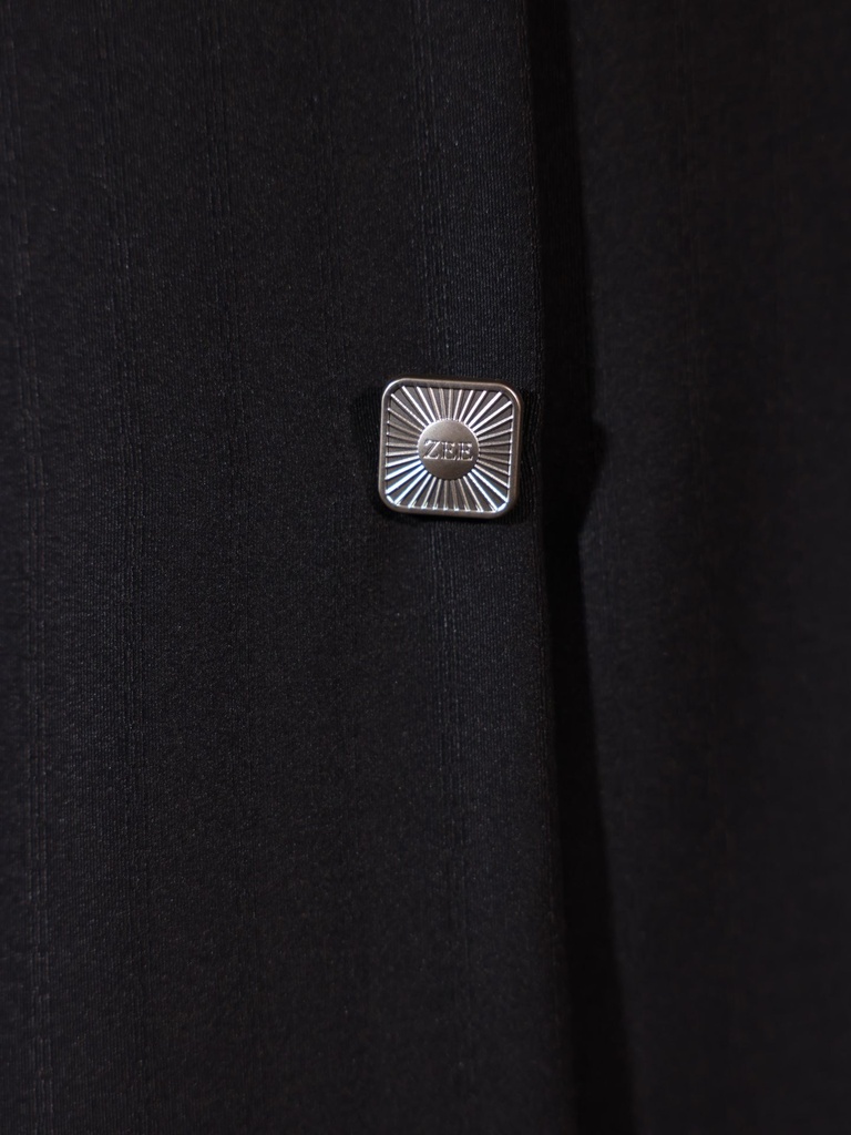 Look 02 — Button detail